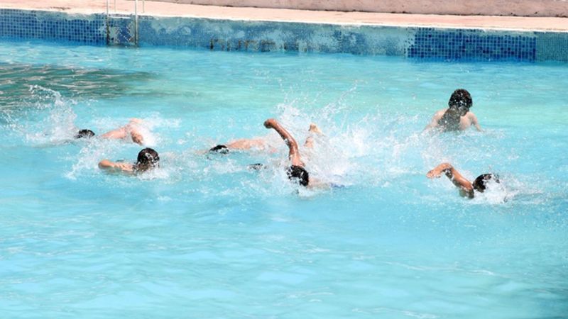 Erciyes'in eriyen karlarından beslenen havuz, serinletiyor