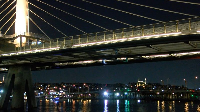 İstanbul Beyoğlu'nda köprüden denize düşen kişi aranıyor