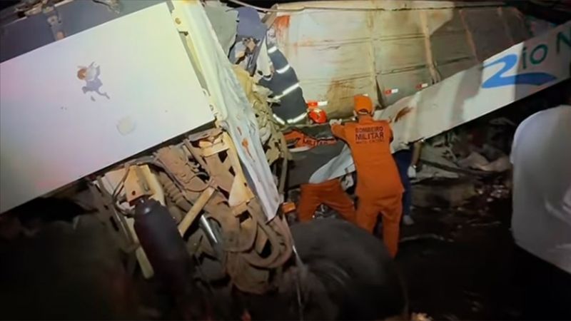 Brezilya'da otobüsle kamyon çarpıştı: 11 kişi öldü