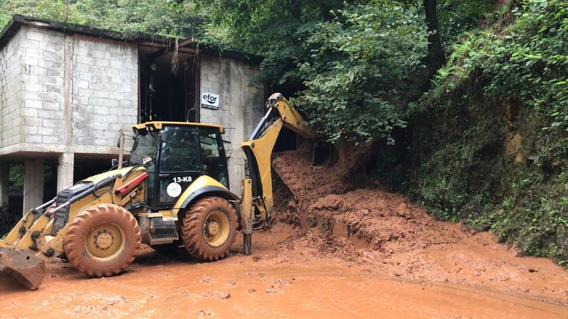 Rize'nin bazı ilçelerinde yağışların ardından heyelan yaşandı