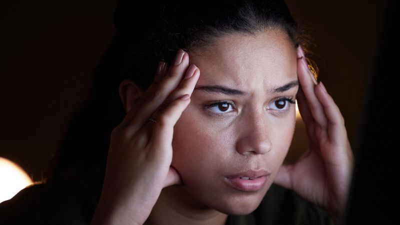 Günlük yaşamınızı etkileyen şiddetli baş ağrılarına dikkat: Tehlikeli olabilir