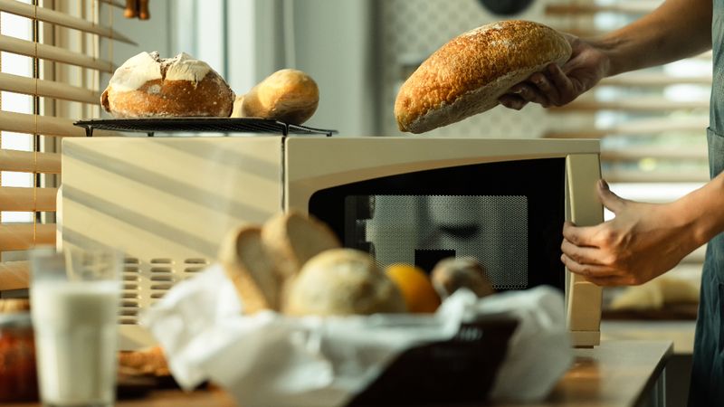 Mikrodalga fırın kullanırken bu adımlara dikkat edin: Yangın çıkabilir