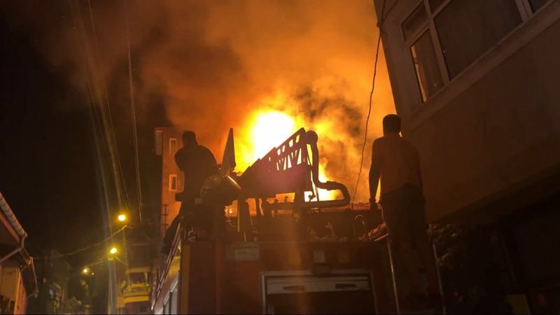 Balıkesir’de alevler arasında kalan 2 evde hasar oluştu