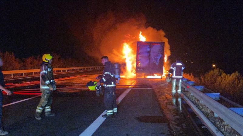 Bursa'da kargo kamyonu otoyolda alev aldı