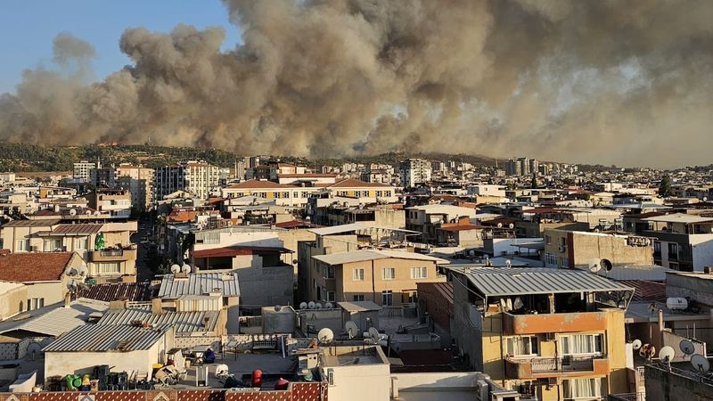 İzmir'deki Buca yangını tamamen kontrol altına alındı