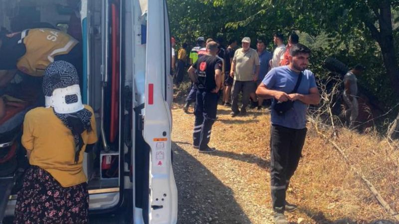 Düzce'de fındık işçilerini taşıyan traktör devrildi