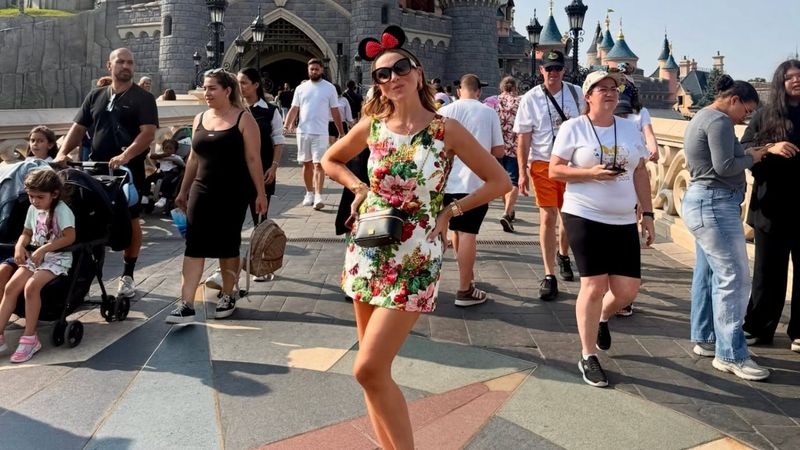 Şarkıcı Hadise, Disneyland’da! Çocuklar gibi eğlendiği kareleri yayınladı