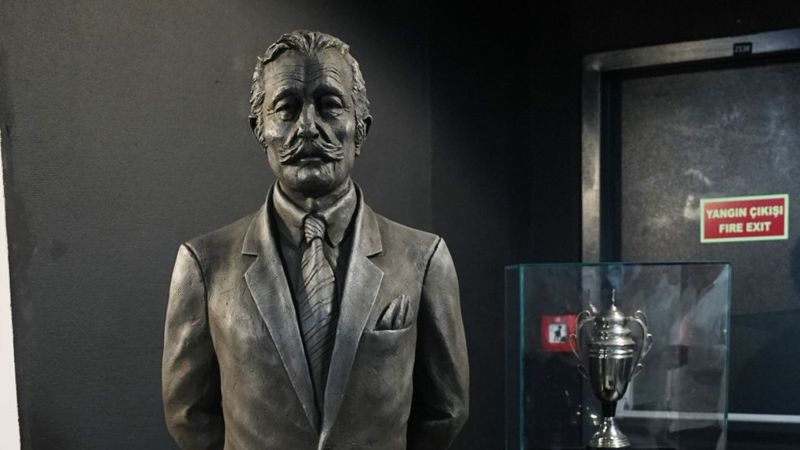 Süleyman Seba'nın heykeli Beşiktaş müzesinde yerini aldı