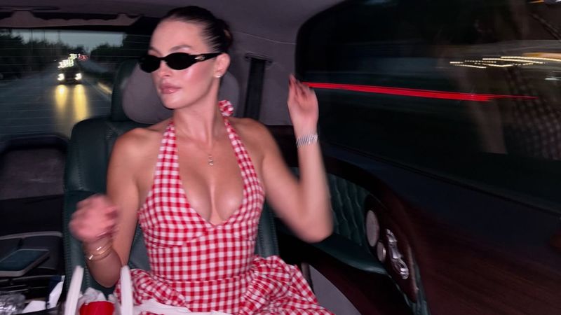 Oyuncu Melis Sezen derin dekolteli ekoseli bir elbise giydi! Fotoğrafa yorum yağdı