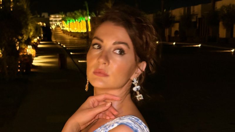 Oyuncu Burcu Özberk tatilde! Tarzıyla tam not aldı