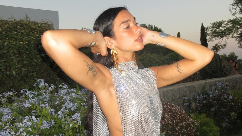 Şarkıcı Dua Lipa doğum günü elbisesi! Çok beğenildi