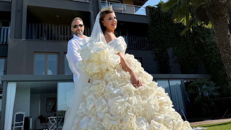 Nuray Sayarı kendisinden yaşça küçük eşi hakkında konuştu: 'Çekemeyen uydu taksın'