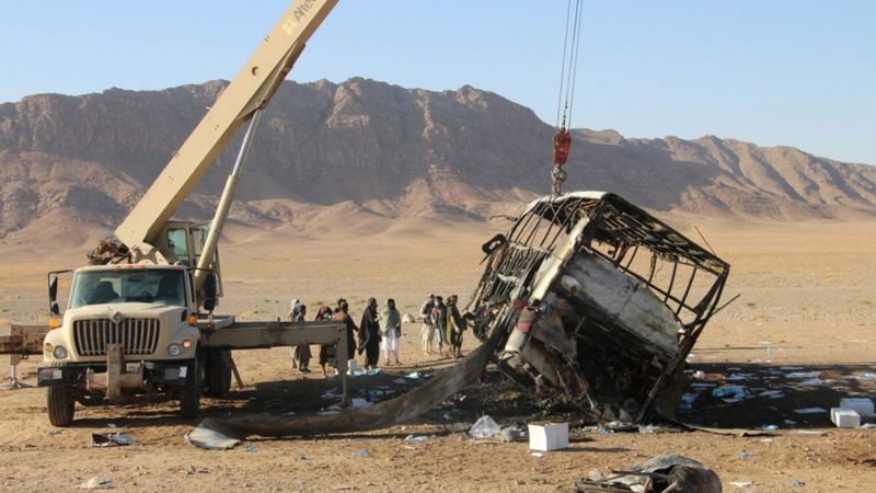 Afganistan'da göçmenleri taşıyan otobüs kaza yaptı: 78 ölü