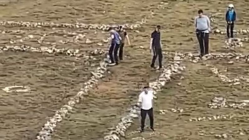 İngiltere'de Yahudi turistlerden tarihi haça saldırı