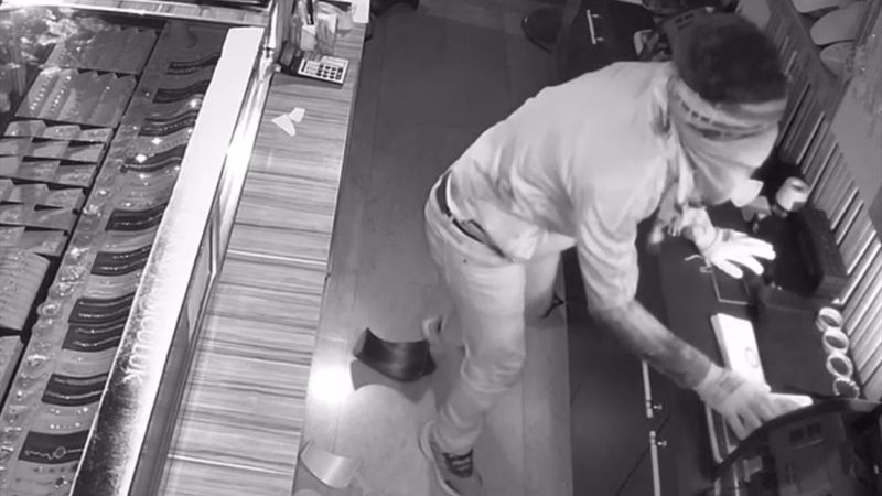 Bitlis'te duvarını deldikleri kuyumcuyu soyan 5 şüpheli yakalandı