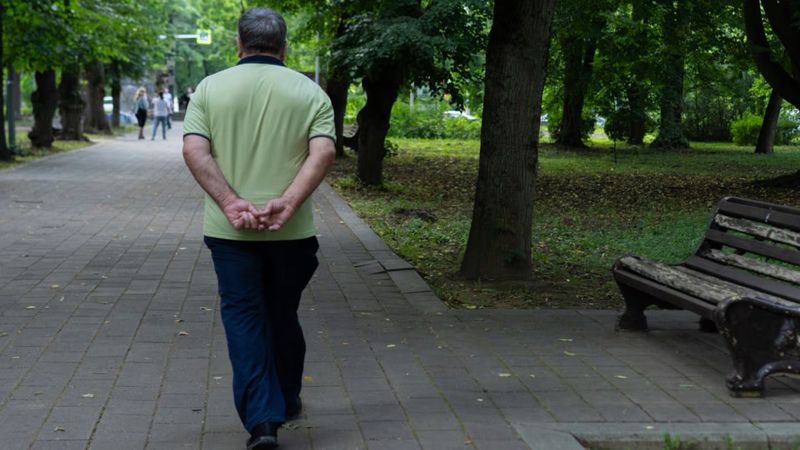 Psikolojiye göre elleri arkada yürümek bakın ne anlama geliyor