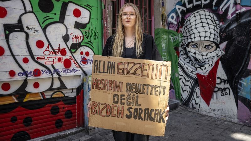 ABD’li aktivist McLaughlin’den Kadıköy’de sessiz Gazze protestosu