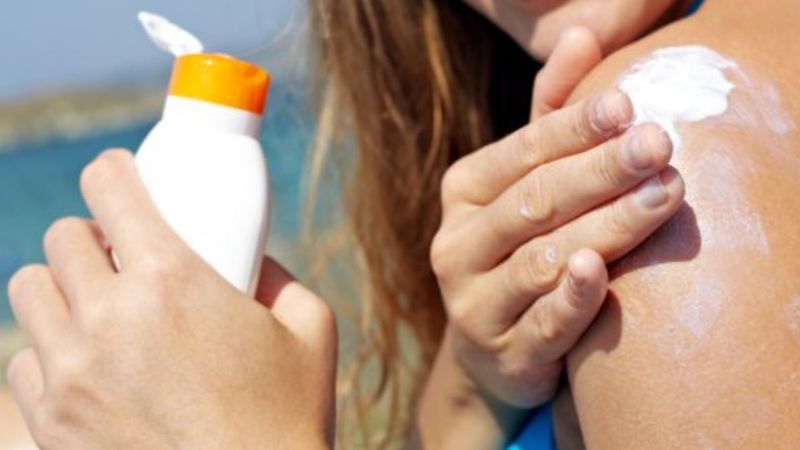 Güneş kremleri böyle bozuluyor:  Kutuyu açar açmaz bu işarete dikkat!