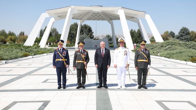 Milli Savunma Bakanı Güler'den Devlet Mezarlığı'na ziyaret