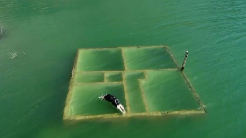 Yusufeli'de baraj sularına gömülen anıları için daldı