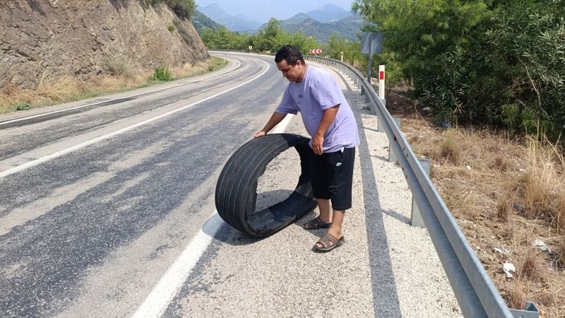 Adana'da yoldaki kamyon lastiğine çarpma anı