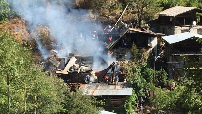 Erzurum'da korkutan yangın: 6 ev kullanılamaz hale geldi