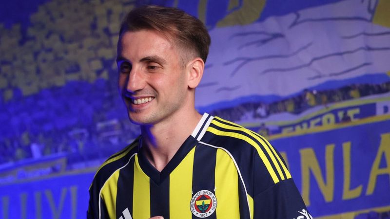 Kerem Aktürkoğlu'ndan Fenerbahçe formalı çocukluk fotoğrafı paylaşımı