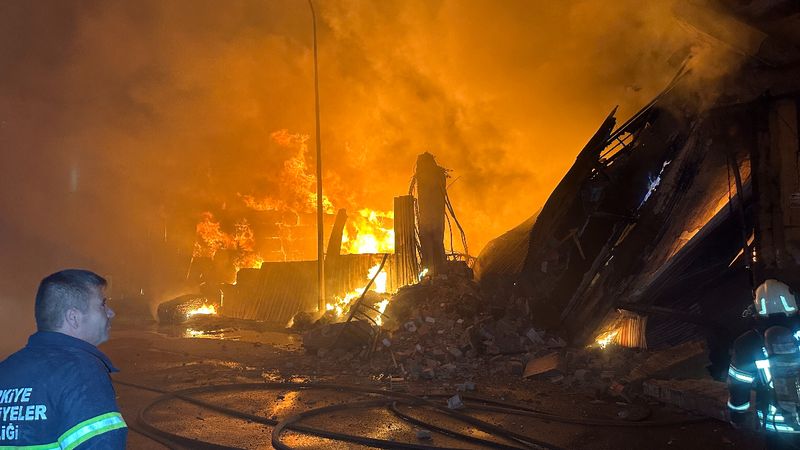 Uşak'ta tekstil deposu ve fabrikada yangın