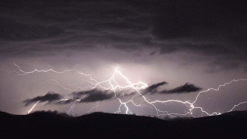 Erzurum'da yıldırım isabet eden baba ile oğlu can verdi