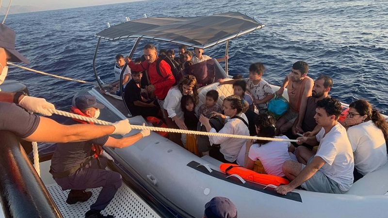 Marmaris'te sürüklenen bottaki 35 kaçak göçmen kurtarıldı