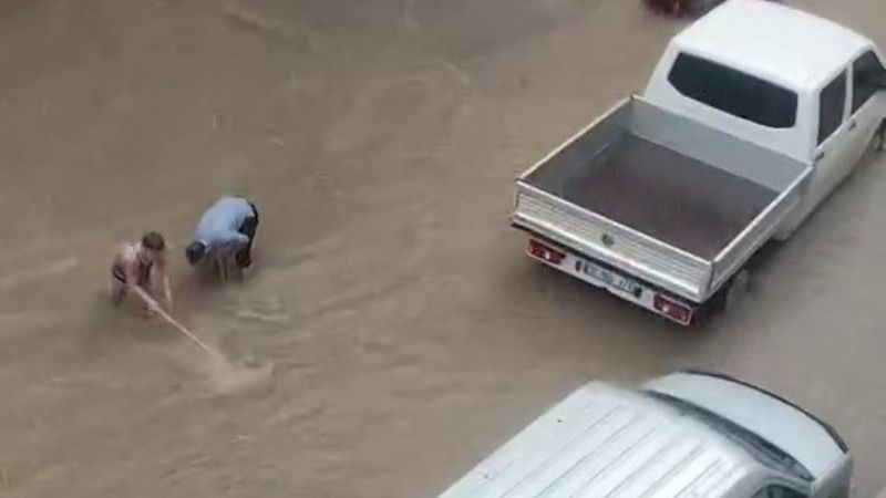 Bursa'da sağanak: Cadde ve sokaklar sular altında kaldı