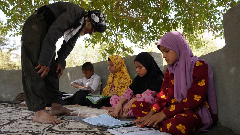 Kerküklü çoban, çocuklara Kur'an-ı Kerim sevgisi aşılıyor