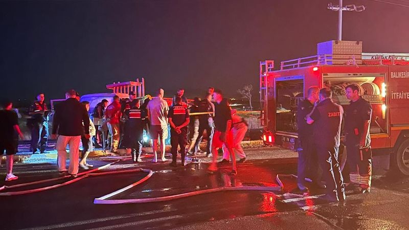 Balıkesir'de otomobil ile kamyonet çarpıştı: 1 ölü