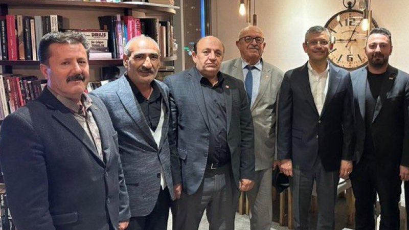 Kurultay için rüşvet aldığını itiraf eden Erzurum delegesi Özgür Özel'in yanında