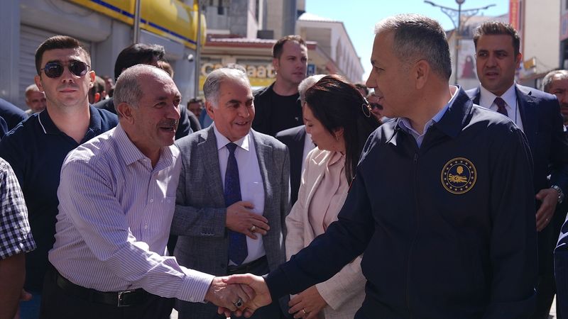 Ali Yerlikaya, Ağrı'da vatandaşlarla bir araya geldi