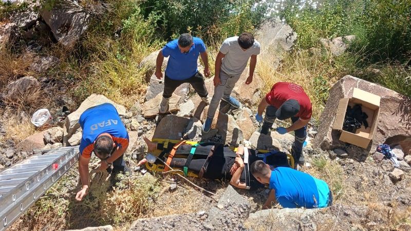 Tunceli'de araç uçuruma yuvarlandı: 3 yaralı