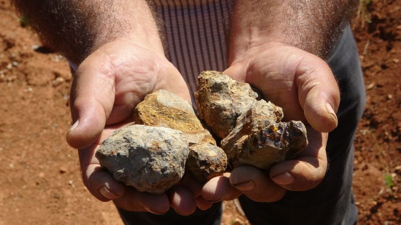 Topraktan çıkan kehribar bakın nasıl tespihe dönüşüyor...
