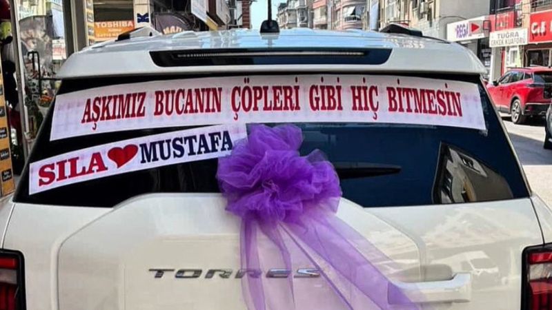 İzmir Buca'da evlenen bir çiftin arabası: Aşkımız Buca'nın çöpleri gibi hiç bitmesin