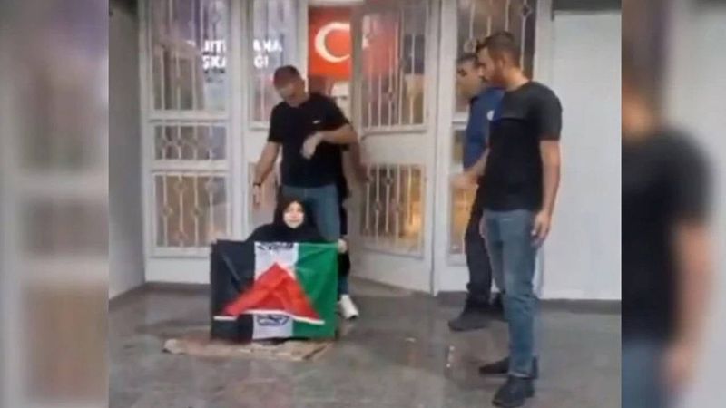 Adana'da oturma eylemi yapan kadına müdahalede yeni gelişme: 3 polis görevden uzaklaştırıldı