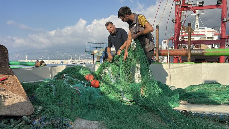 Hatay'da balıkçılar 'vira bismillah' diyerek mavi sulara açıldı