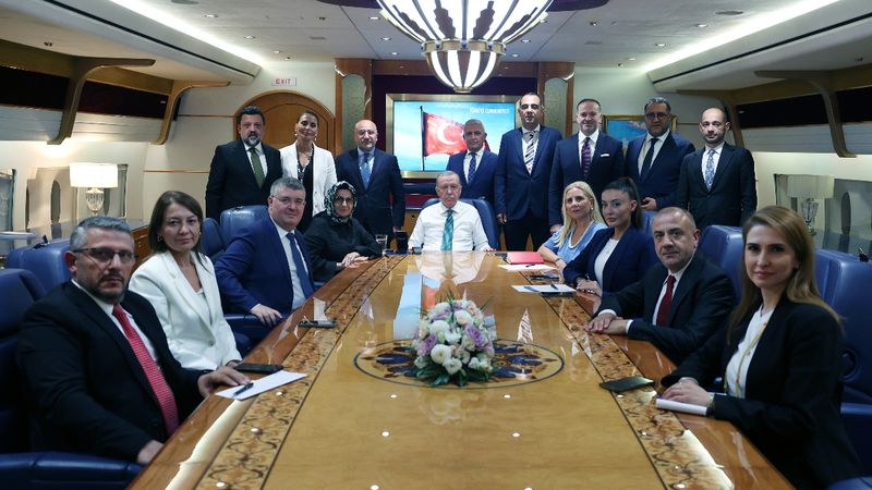 Cumhurbaşkanı Erdoğan'dan Katar dönüşü yolunda önemli mesajlar