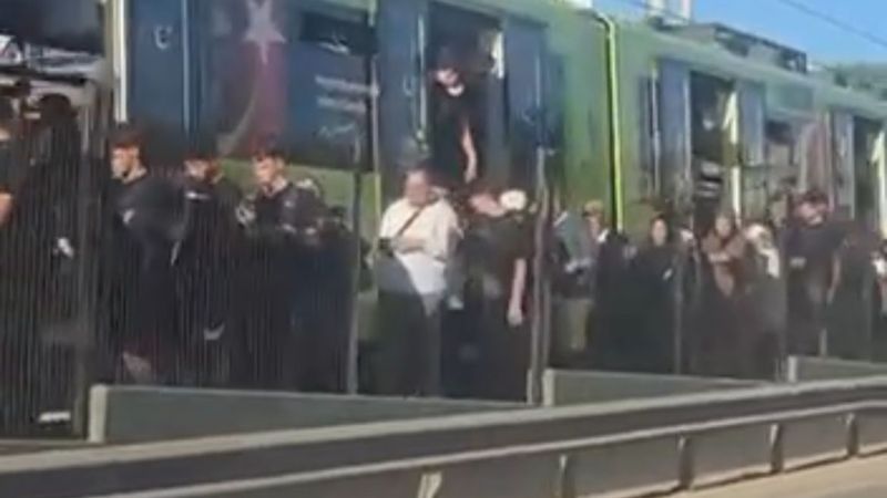 Bursa'da metro arızası: Yolcular raylarda yürüdü