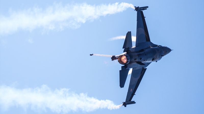 TEKNOFEST İstanbul kapılarını açtı: Solotürk ve Hürkuş nefes kesti