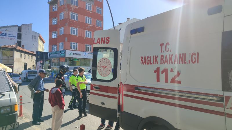 Edirne'de alkollü sürücü, minibüse tekme atmak isterken hastanelik oldu