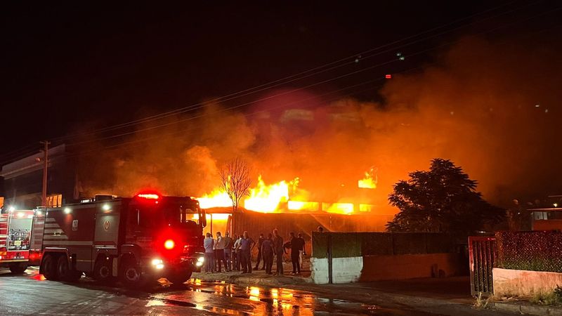 İzmir’de mobilya fabrikasında yangın paniği