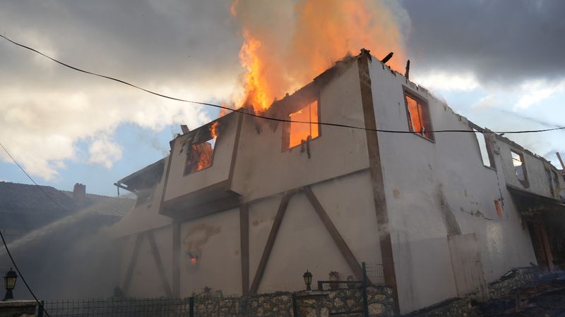 Kastamonu'da iki katlı konak alev alev yandı