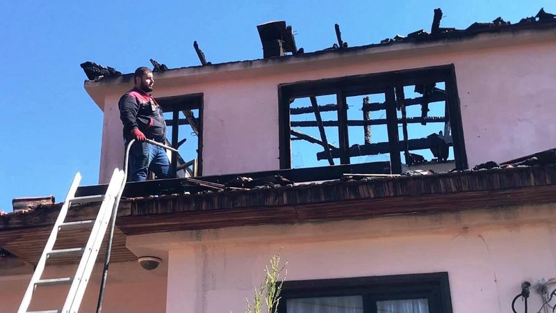 Kütahya'da gözleme pahalıya mal oldu: Yangın çıktı, ev kullanılamaz hale geldi