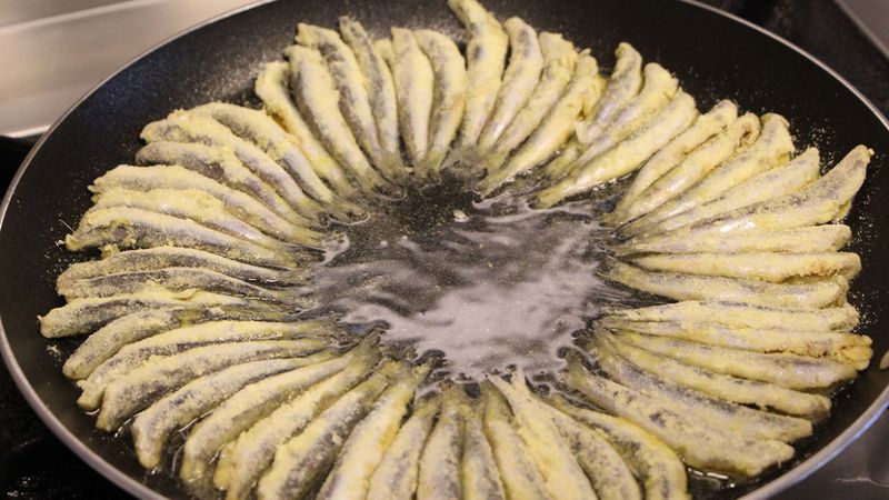 Balık kokusunu aspiratör gibi emen yöntem