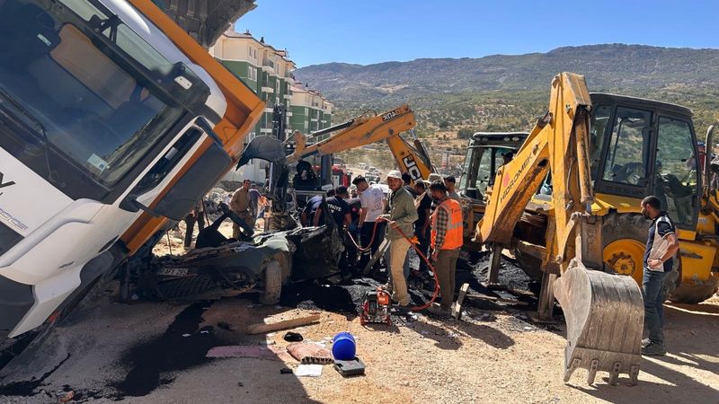 Adıyaman'da üzerine kamyon devrilen otomobilin sürücüsü öldü