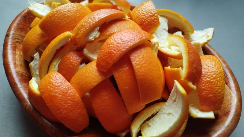 Pencere ve kapılara portakal kabuğu koyun, o etkilerden yararlanın